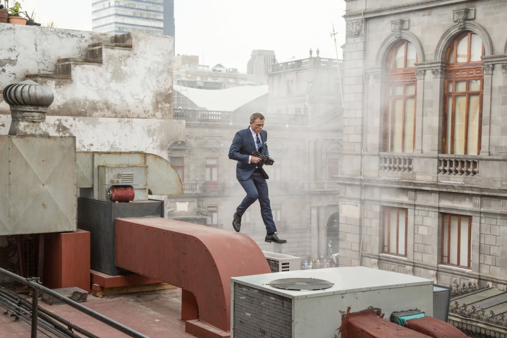 daniel-craig-as-james-bond-on-the-set-of-spectre[1]