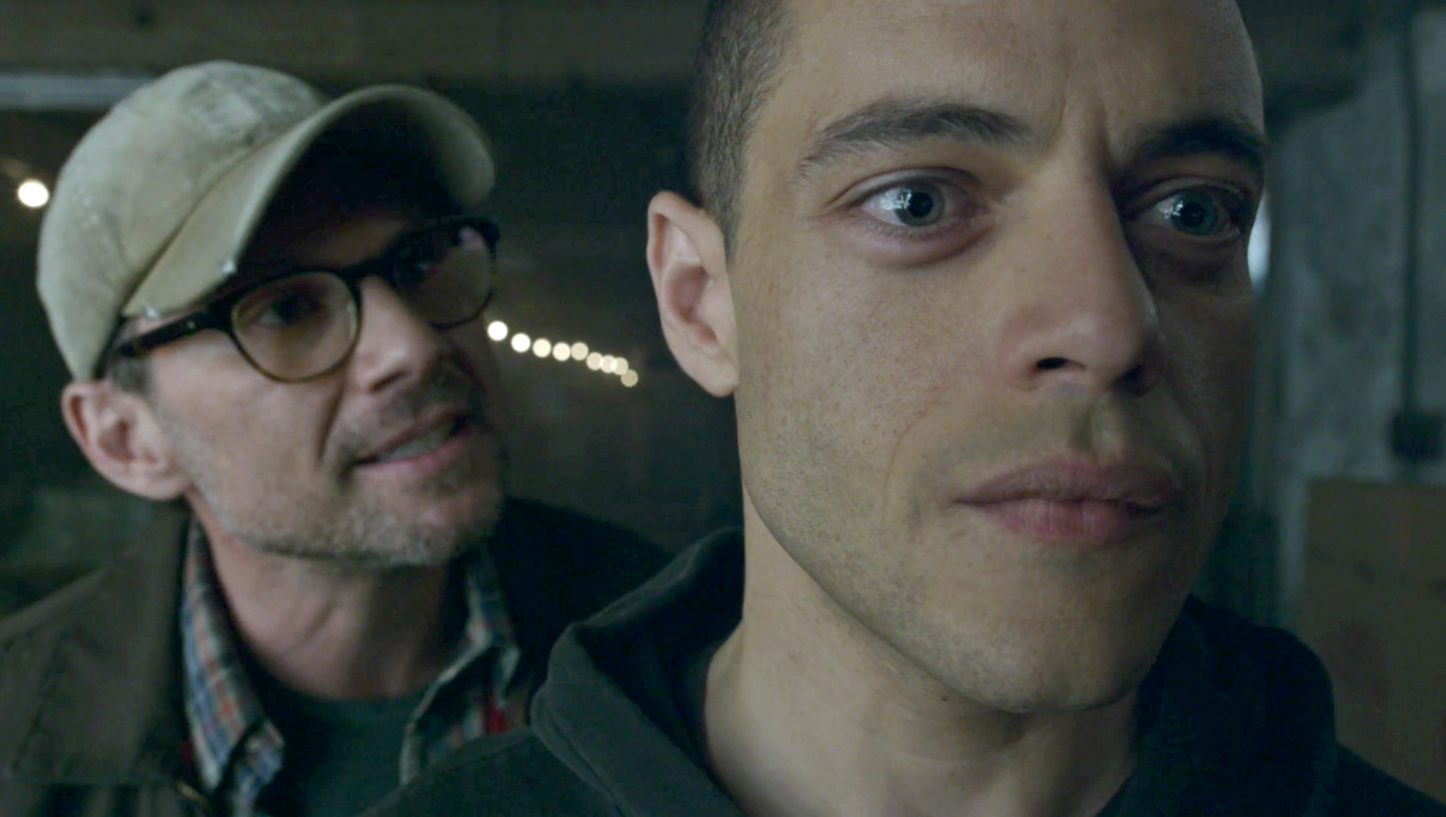 09MrRobot_watching-superJumbo